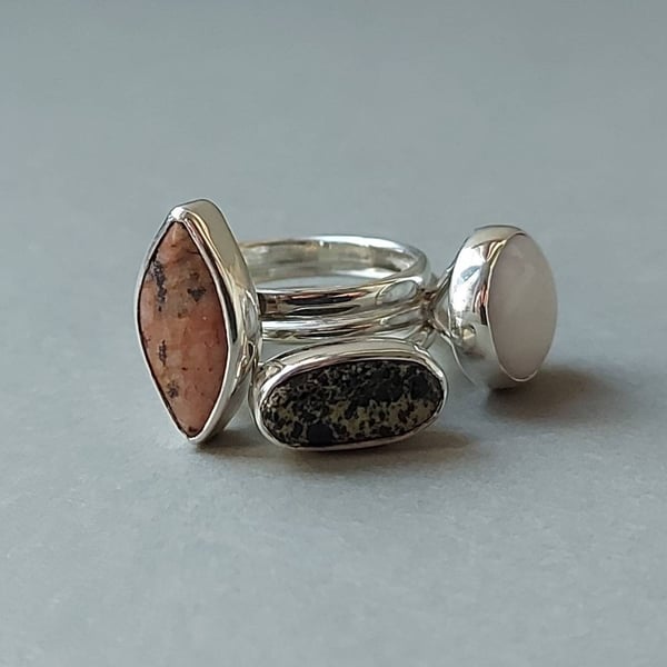 Set of 3 stacking rings with pebbles from Cornwall. Sterling silver rings 925.