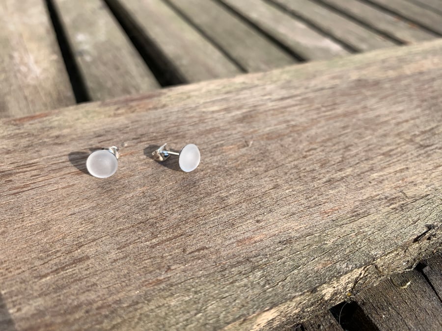 Frosted glass circle stud earrings