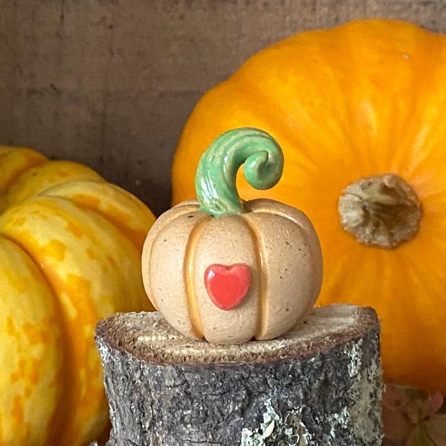 Tiny standing ceramic pumpkin decoration red heart