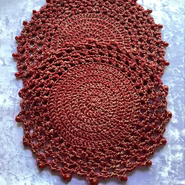 Red and gold round doilies 