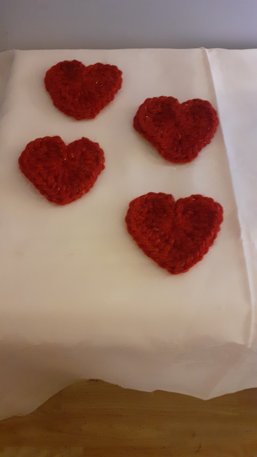 Small crochet hearts 