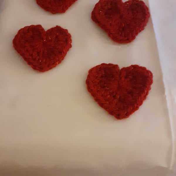 Small crochet hearts 