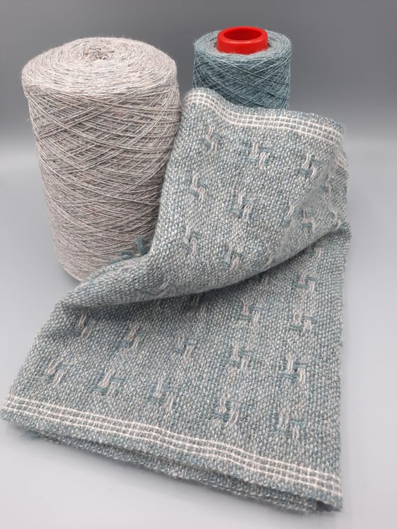 Lush two-tone textured lambswool scarf – Blue pearl