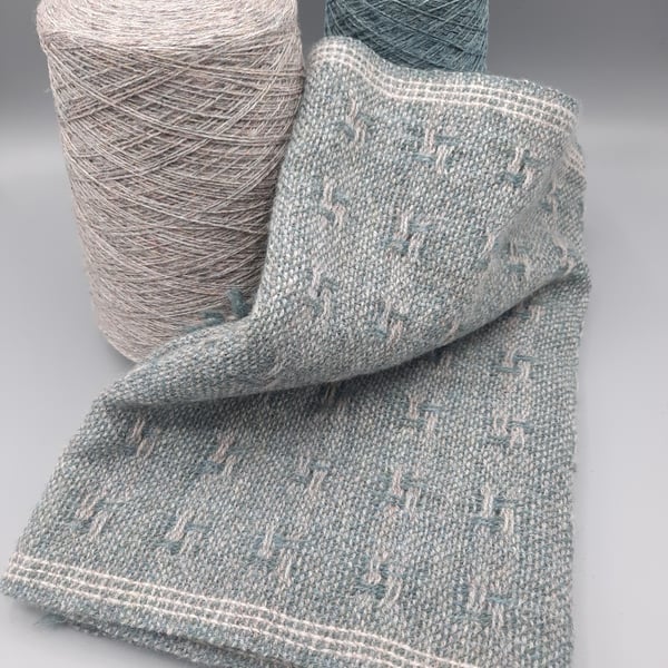 Lush two-tone textured lambswool scarf – Blue pearl