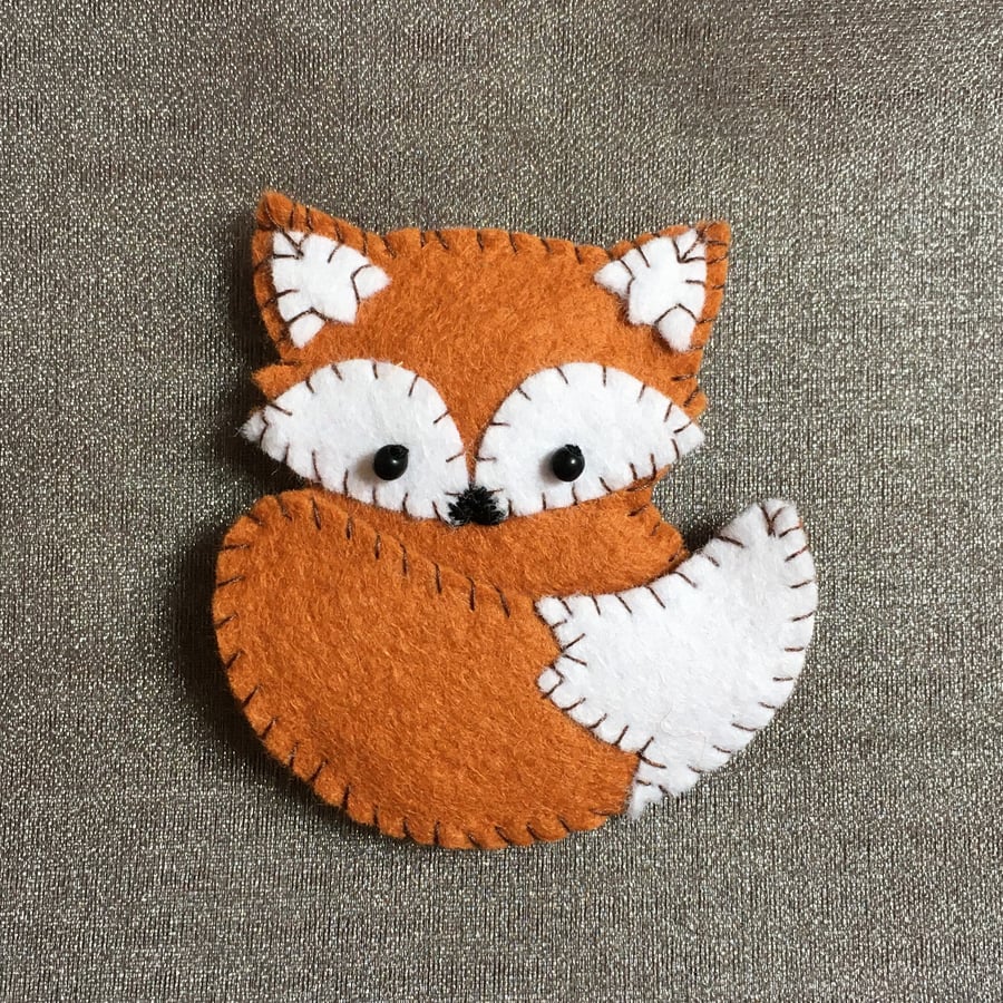 Brown felt fox brooch with contrasting stitching