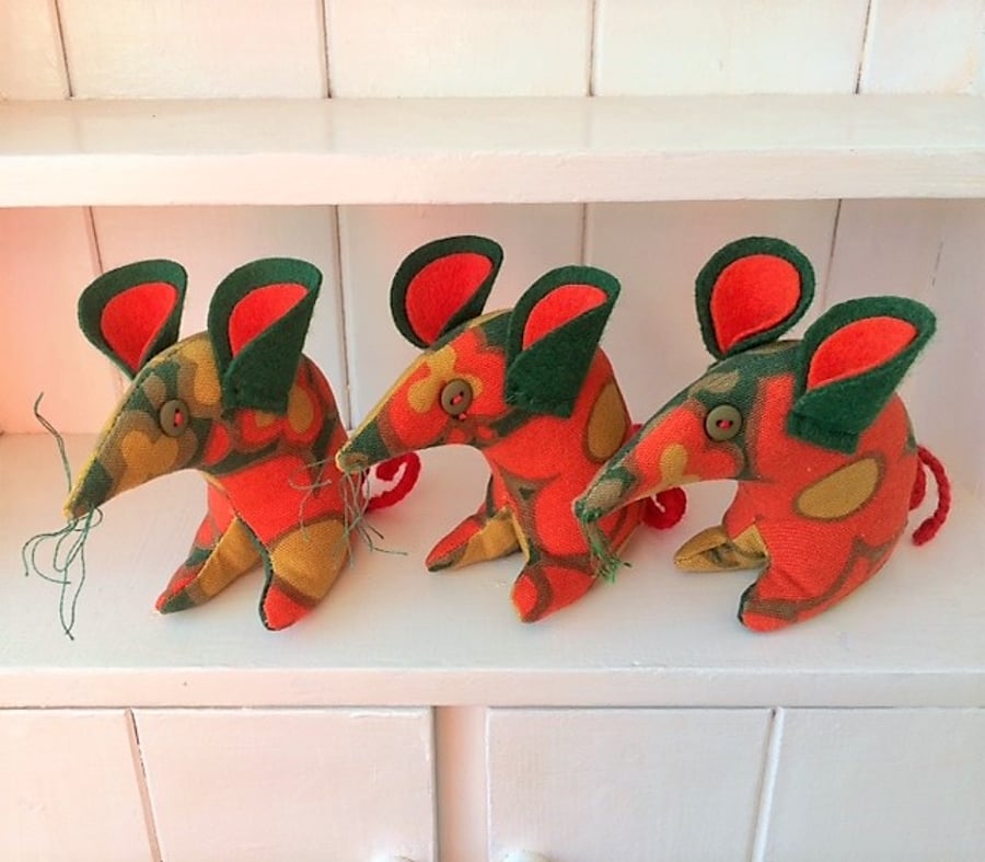 Scandi Lief Retro Mouse  60s 70s Christmas RED Daisy and leaf Vintage fabric