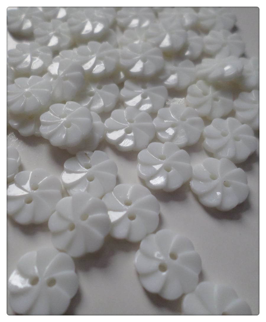 20 x 2-Hole Acrylic Buttons - Round - 14mm - Ridged Flower - White 