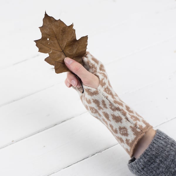 Leopard knitted wristwarmers - cream