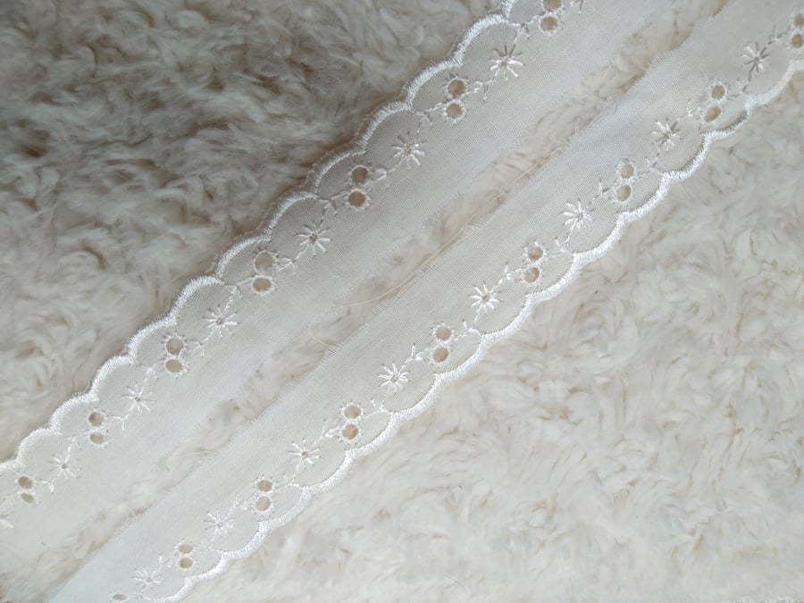 3 metres cream cotton 2.5 cm wide BRODERIE ANGLAISE for sewing projects