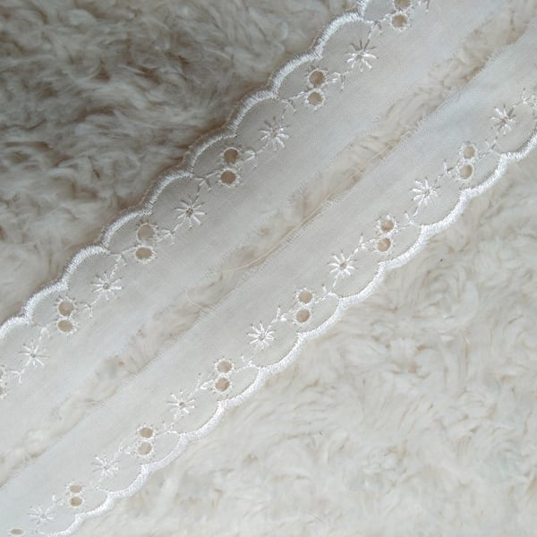 3 metres cream cotton 2.5 cm wide BRODERIE ANGLAISE for sewing projects