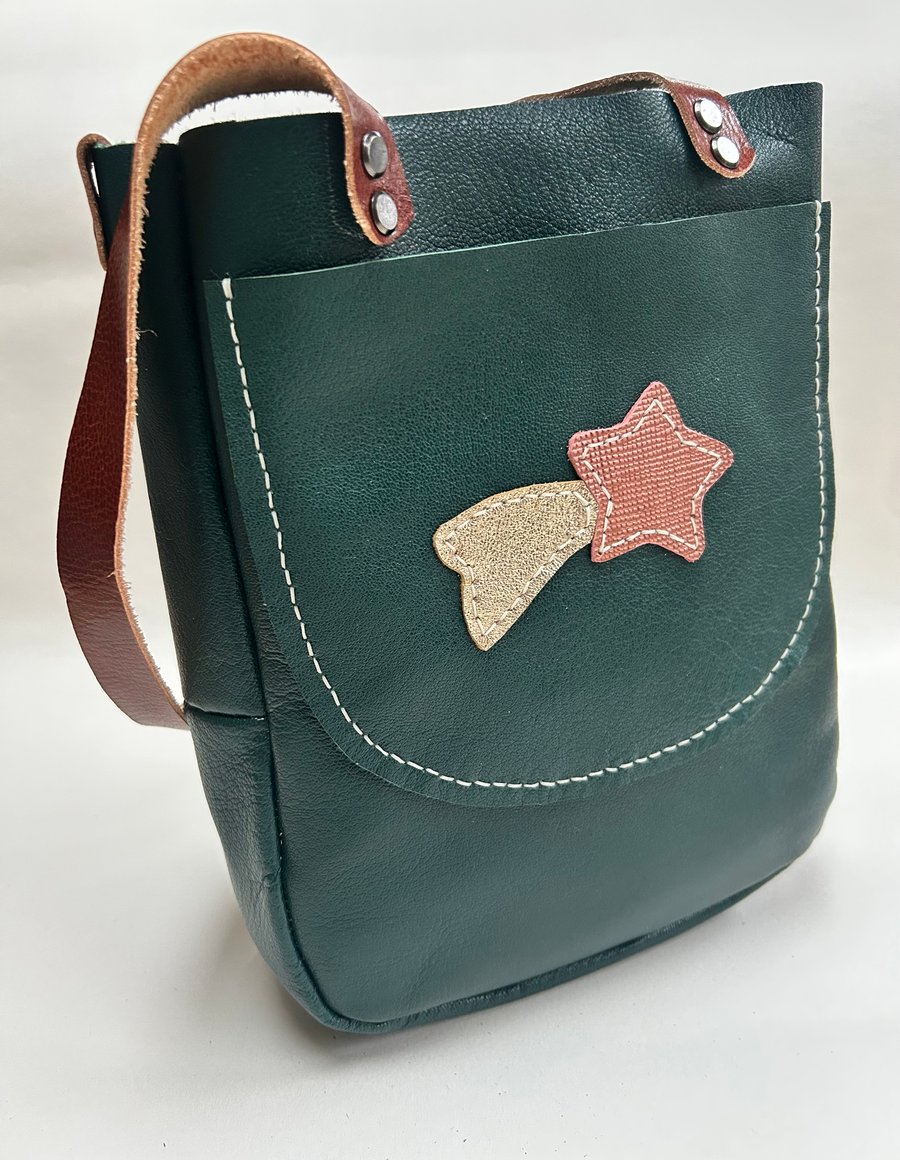 Leather tote bag in green with star motif