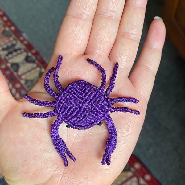 Micro macrame crab miniature 