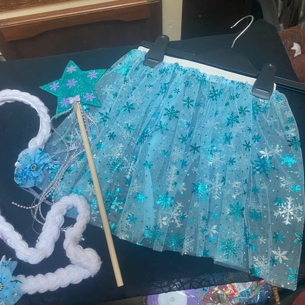 Elasticated skirt with matching headband and wand.