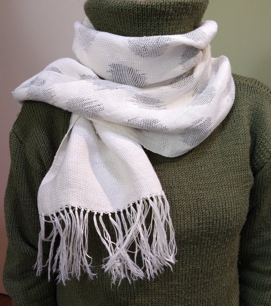 Handwoven linen scarf with Ikat technique