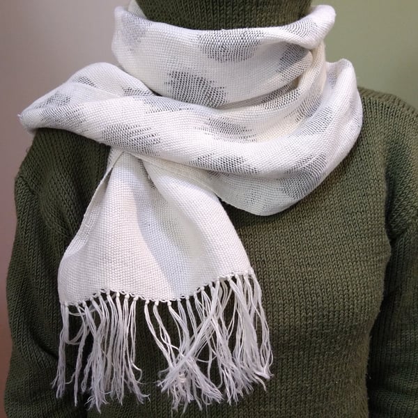 Handwoven linen scarf with Ikat technique