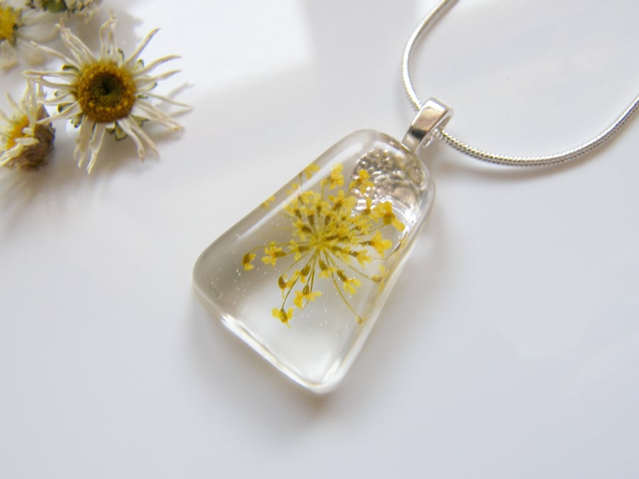 Queen Annes Lace Necklace in Resin Botanical Flower - SUNSHINE LACE