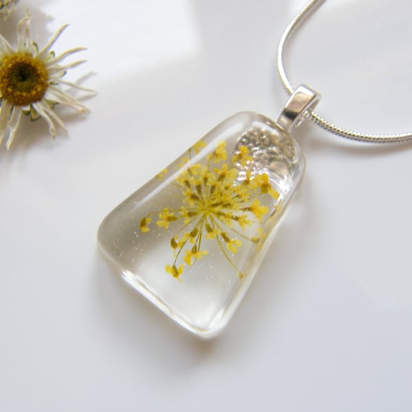 Queen Annes Lace Necklace in Resin Botanical Flower - SUNSHINE LACE