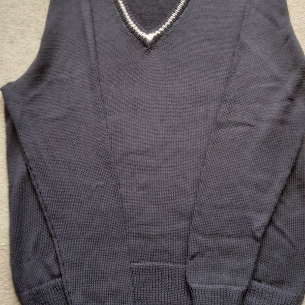 Merino wool V neck jumper in bottle green, chest 46 ins (117 cm)