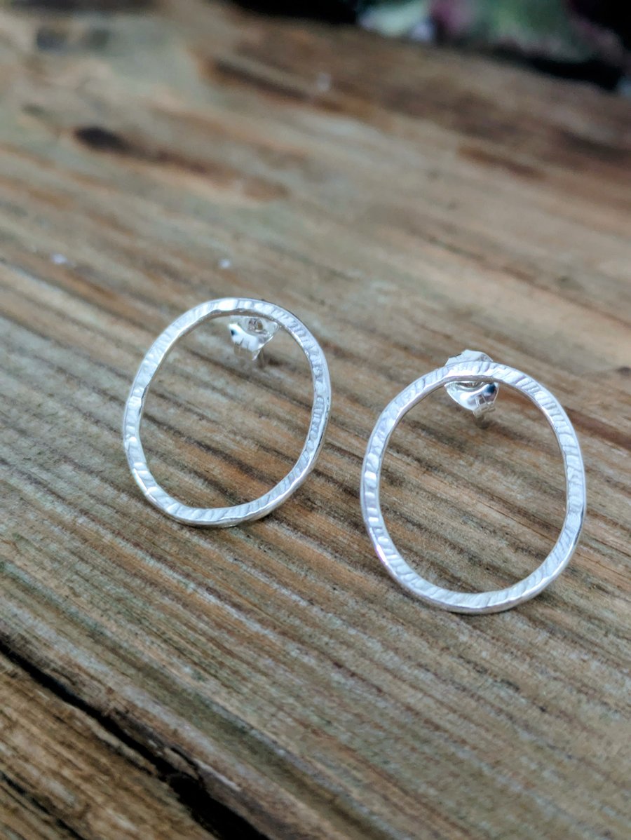 Hammered oval stud earrings 