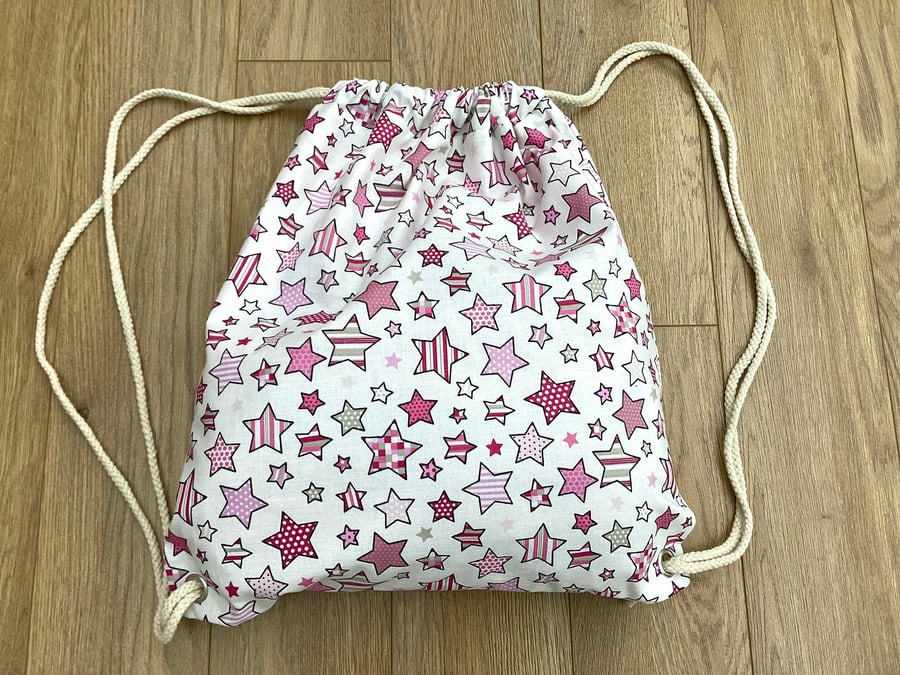 drawstring backpack in cotton fabric fully lined with water-resistant fabric. Sh