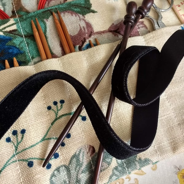 " Judit" knitting needle wrap