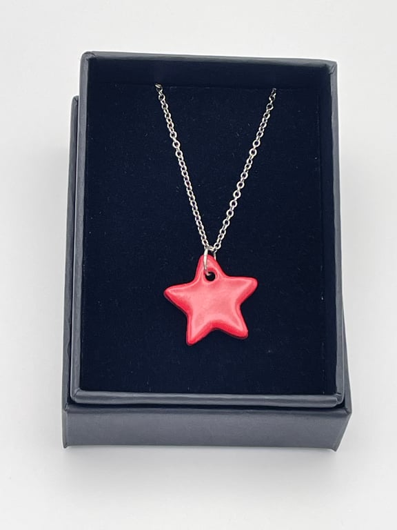 Red star porcelain necklace