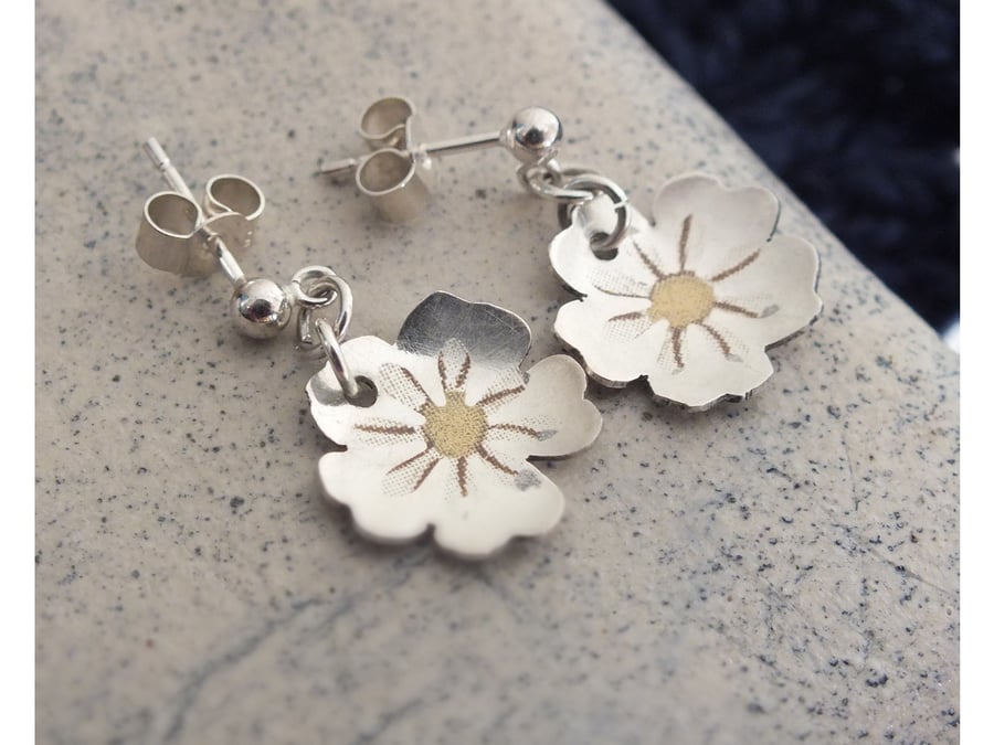 Flower shaped silver earrings - yellow