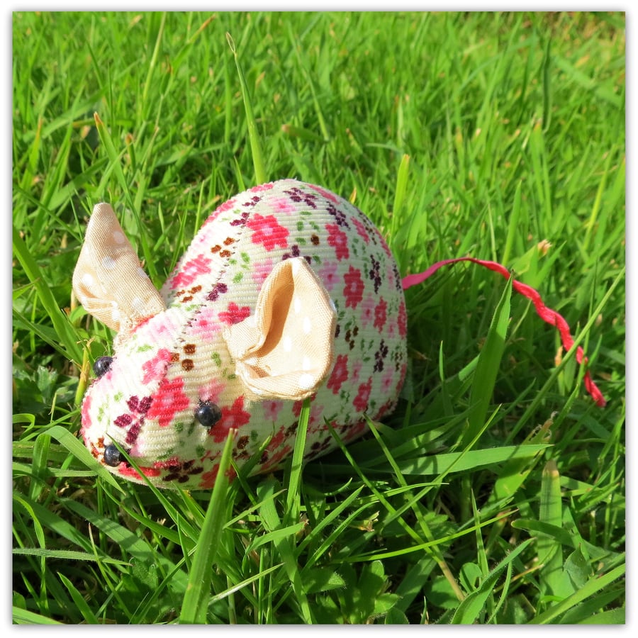 A field mouse pin cushion.