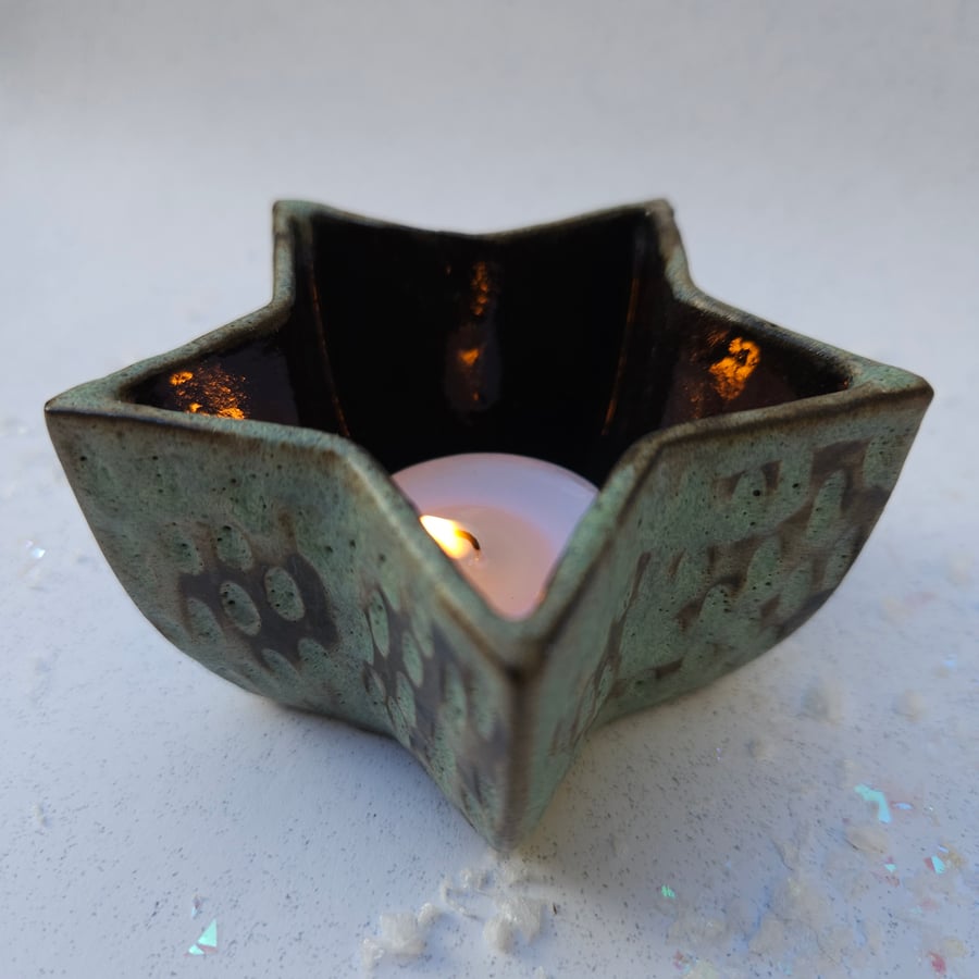 Candle Holder in black porcelain, with carved texture - toasted green star