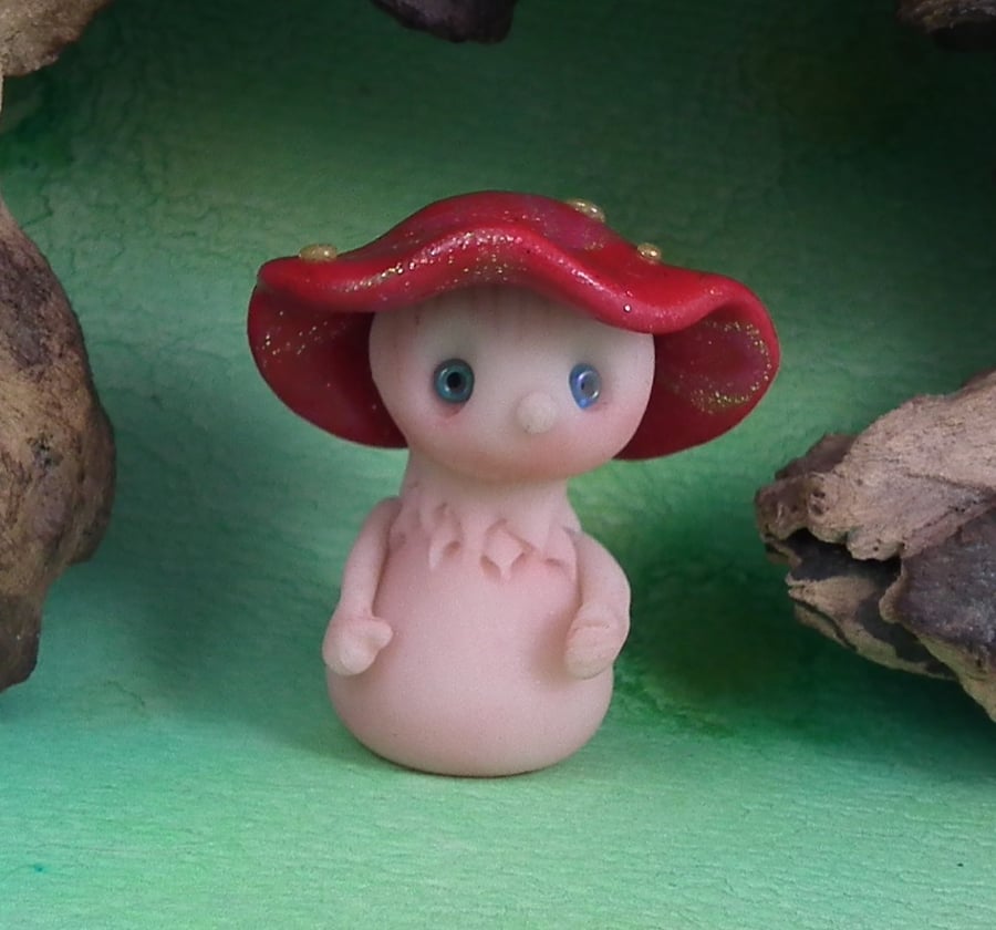 Summer Special  Tiny Toadstool Gnome 'Clarys' undercover OOAK Sculpt