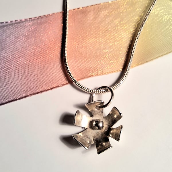 Silver Cog Daisy Necklace