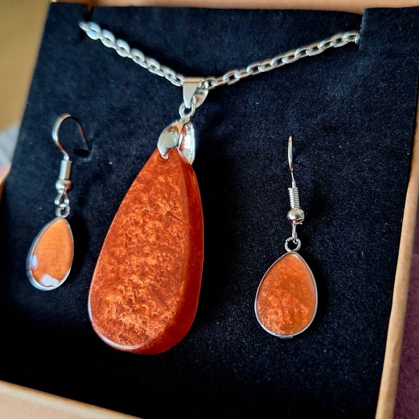 Amber resin teardrop pendant and earrings set