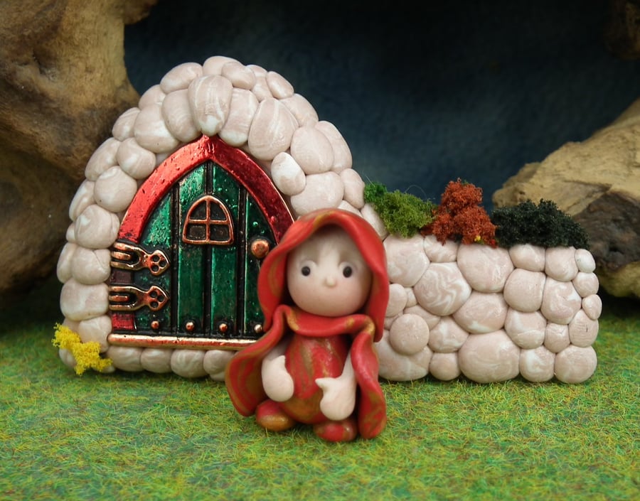 Micro Gnome 'Hilden' with tiny portal OOAK Sculpt Fairy Door