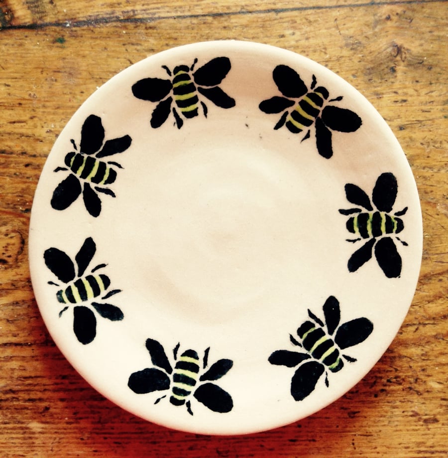 Plate in cream stoneware with bee decoration in black. 