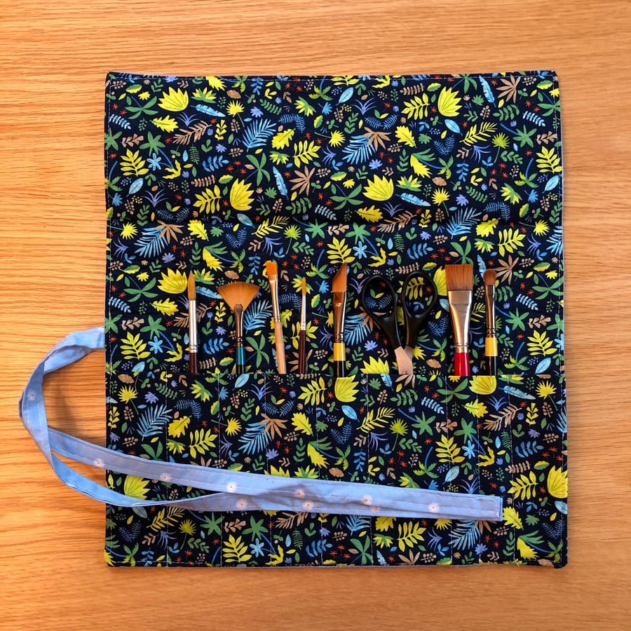 BRUSH, PENCIL OR TOOL ROLL-DAISIES AND LEAVES