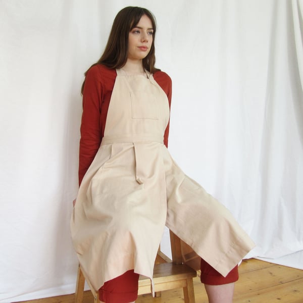 Organic Pleated Pottery Apron with Split Leg and Pockets. Cotton No14:2