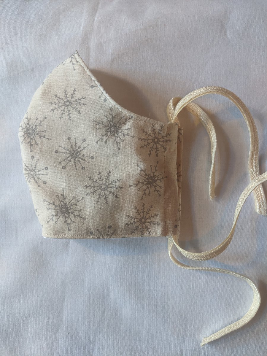 Cotton face mask with snowflake design
