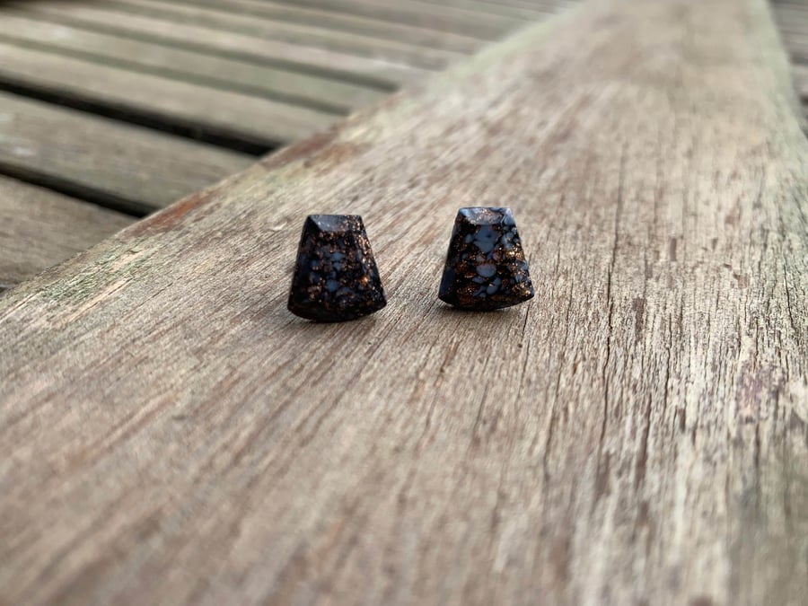 Black glass stud earrings with white and gold effect