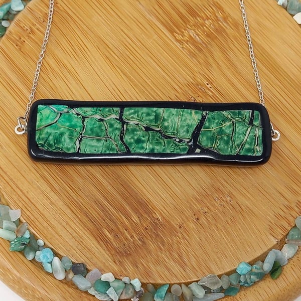 Vibrant green crackle textured pendant 