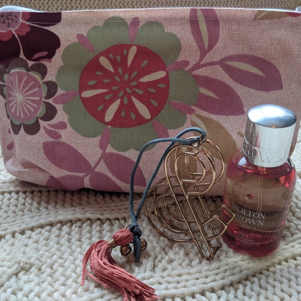 Makeup bag with mid-century-style floral pattern