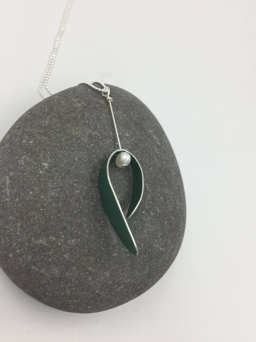 Anodised aluminium‘Berry’ pendant in soft green with white pearl