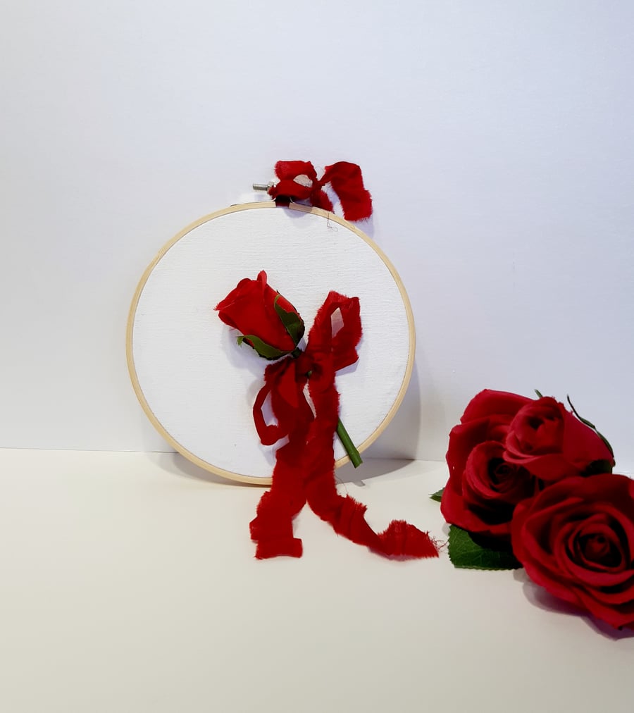 SINGLE RED ROSE HOOP ORNAMENT