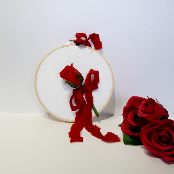 SINGLE RED ROSE HOOP ORNAMENT