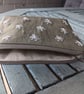 Small linen purse with embroidered daisies. - Image 2