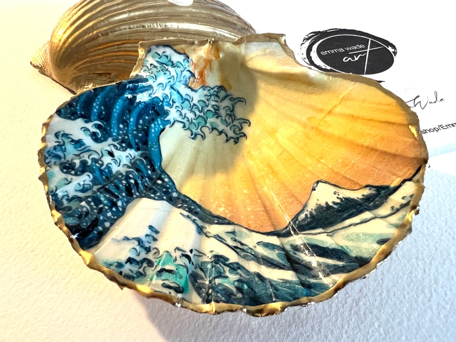 The Great Wave of Kanagawa 1, Illustration and Paint, Shell Trinket Dish. 