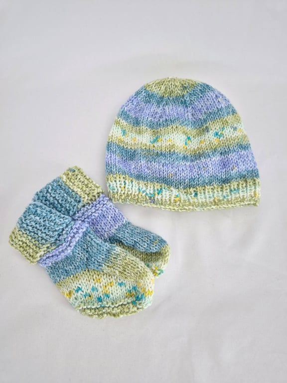 Knitted baby hat & booties set, newborn to 6 months