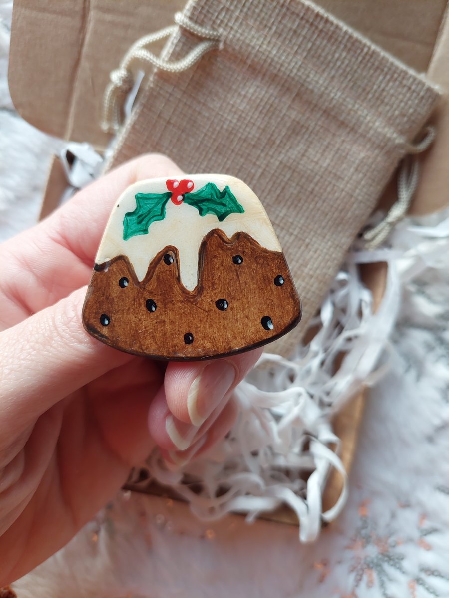 Christmas pudding brooch. Festive Christmas pin badge