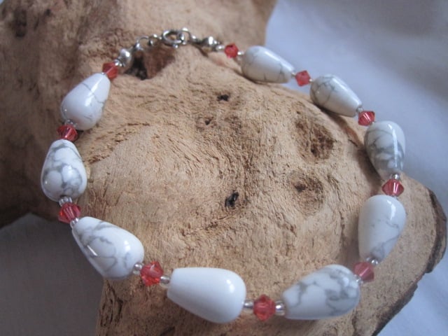 Howlite & Austrian Crystal Gemstone Bracelet