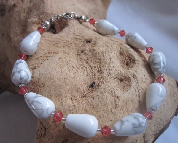 Howlite & Austrian Crystal Gemstone Bracelet