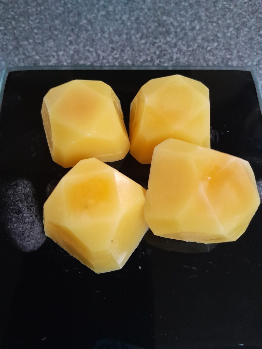 4 pack wax melts, vetivert oil, natural beeswax, organic essential oil.